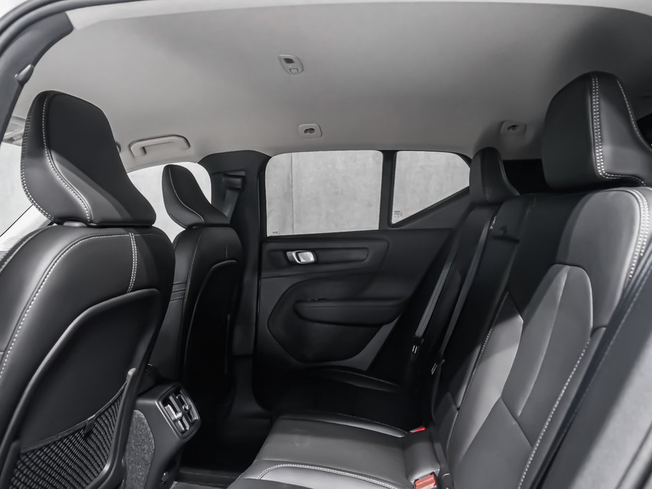 Volvo XC40 Core (Dark Theme) 2026-11
