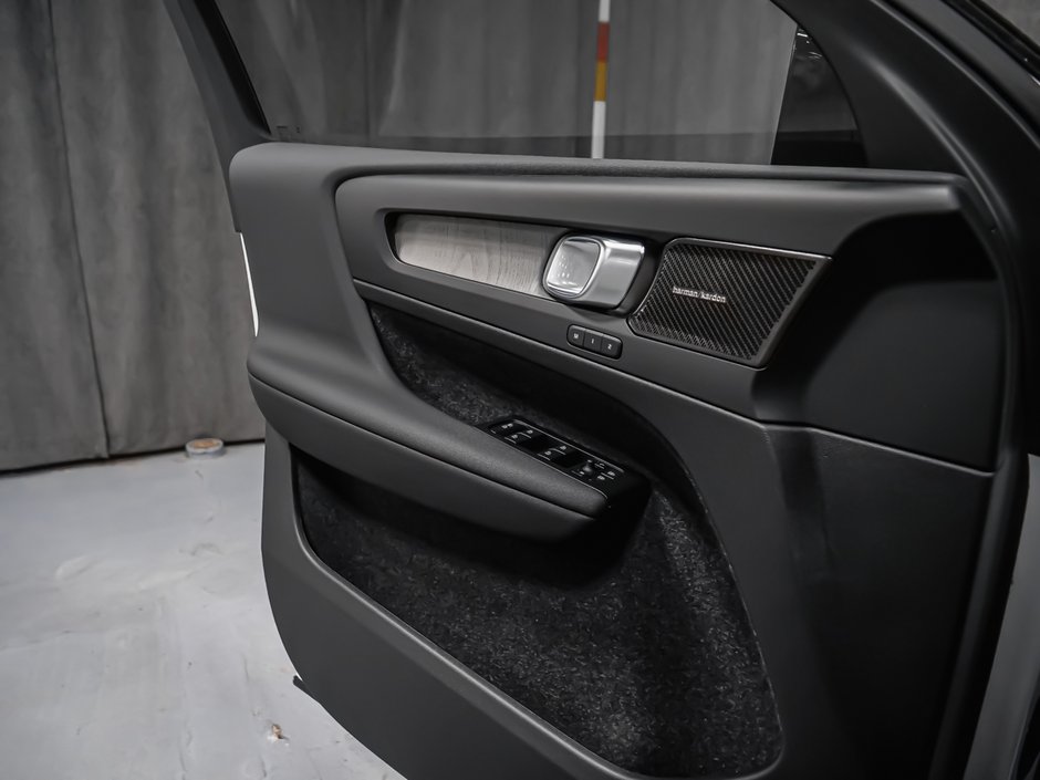 2026 Volvo XC40 Ultra (Dark Theme)-8