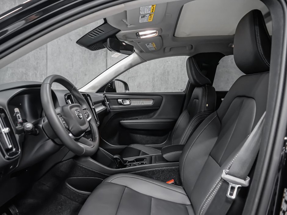 Volvo XC40 Core (Dark Theme) 2026-10