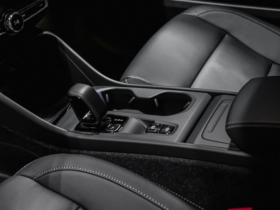 Volvo XC40 Core (Dark Theme) 2026-6