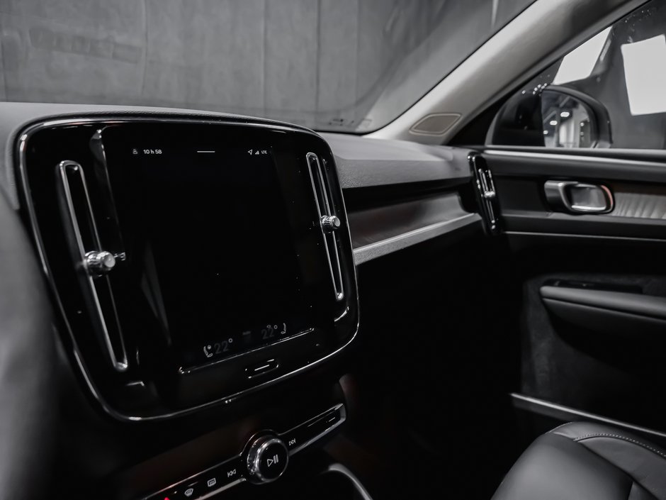 Volvo XC40 Core (Dark Theme) 2026-9