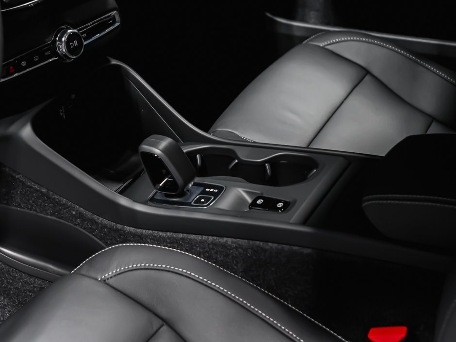 Volvo XC40 Core (Dark Theme) 2026-6