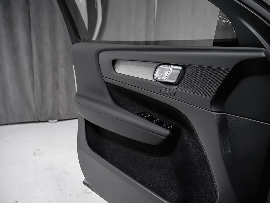 Volvo XC40 Core (Dark Theme) 2026-8