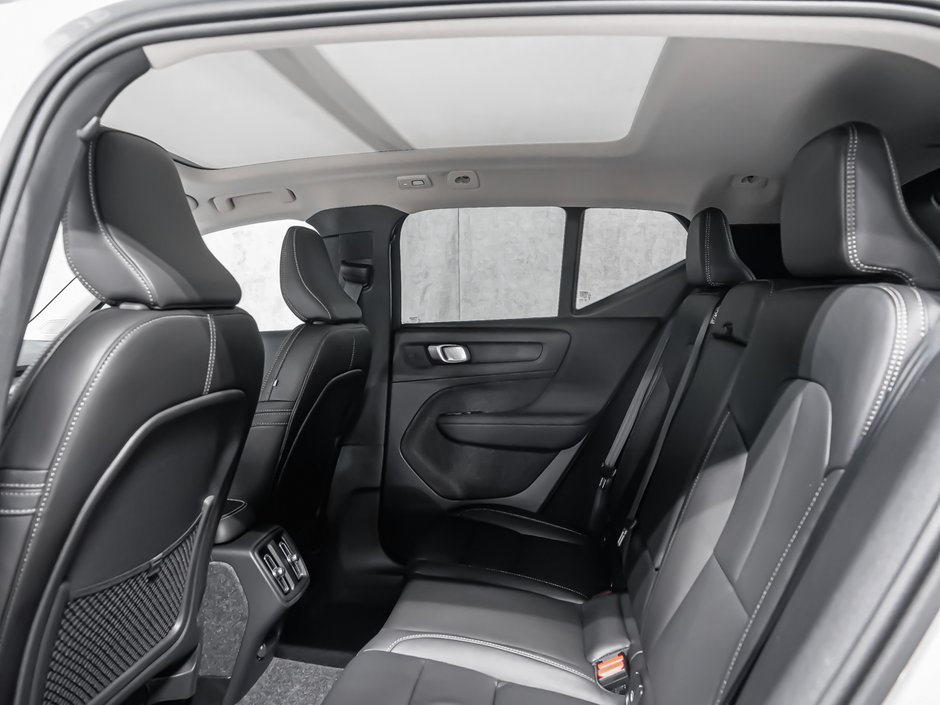 Volvo XC40 Core (Dark Theme) 2026-10