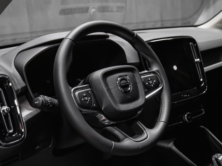 2026 Volvo XC40 Plus (Dark Theme)-9