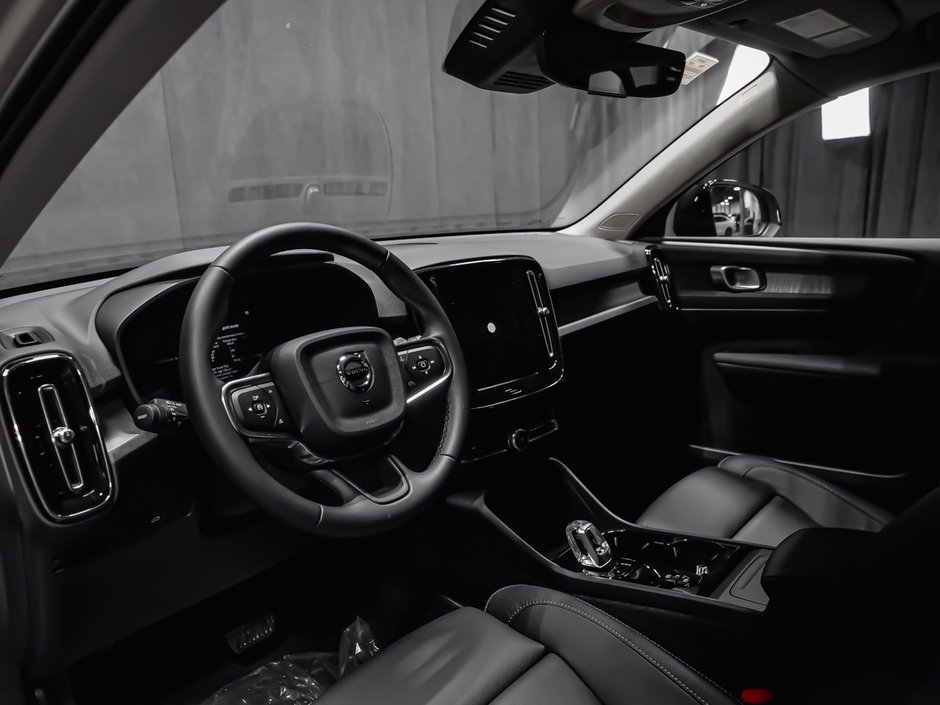 2026 Volvo XC40 Plus (Dark Theme)-7