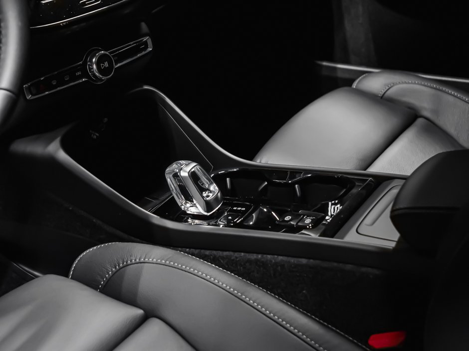 2026 Volvo XC40 Plus (Dark Theme)-8