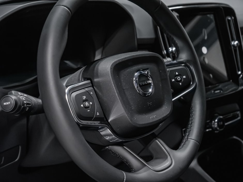 Volvo XC40 Plus (Dark Theme) 2026-7