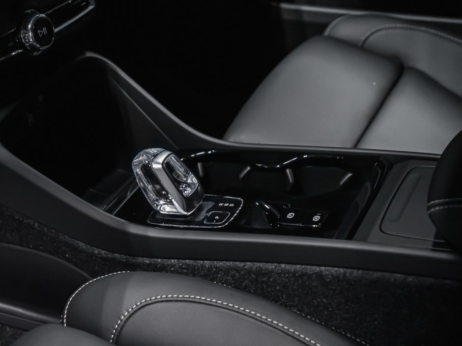 Volvo XC40 Plus (Dark Theme) 2026-6
