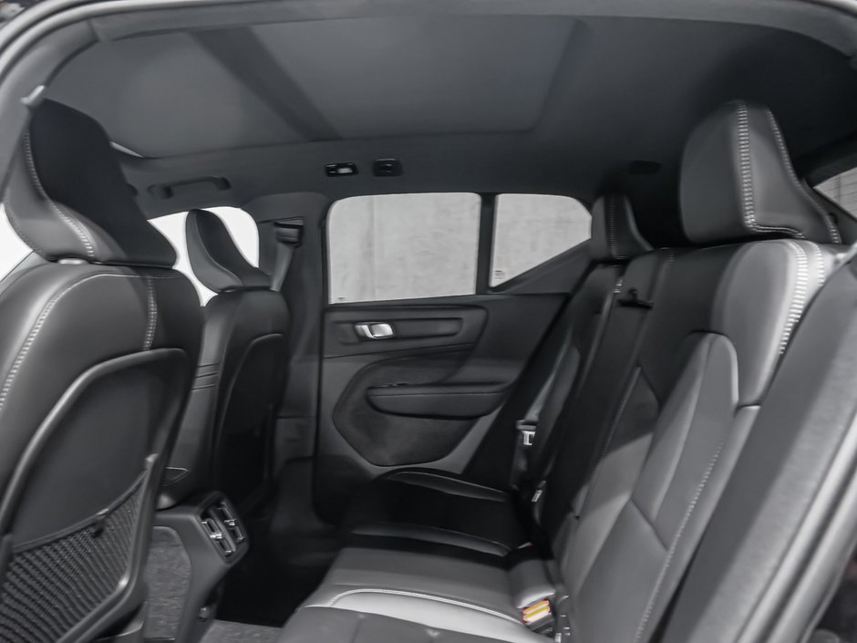Volvo XC40 Plus (Dark Theme) 2026-10