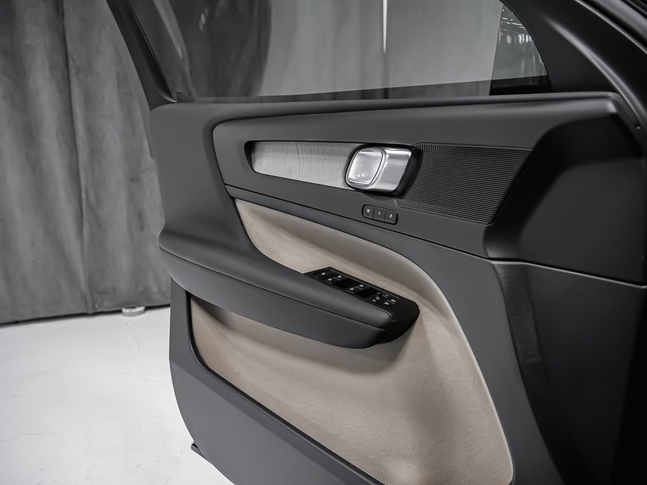 2026 Volvo XC40 Plus (Dark Theme)-8