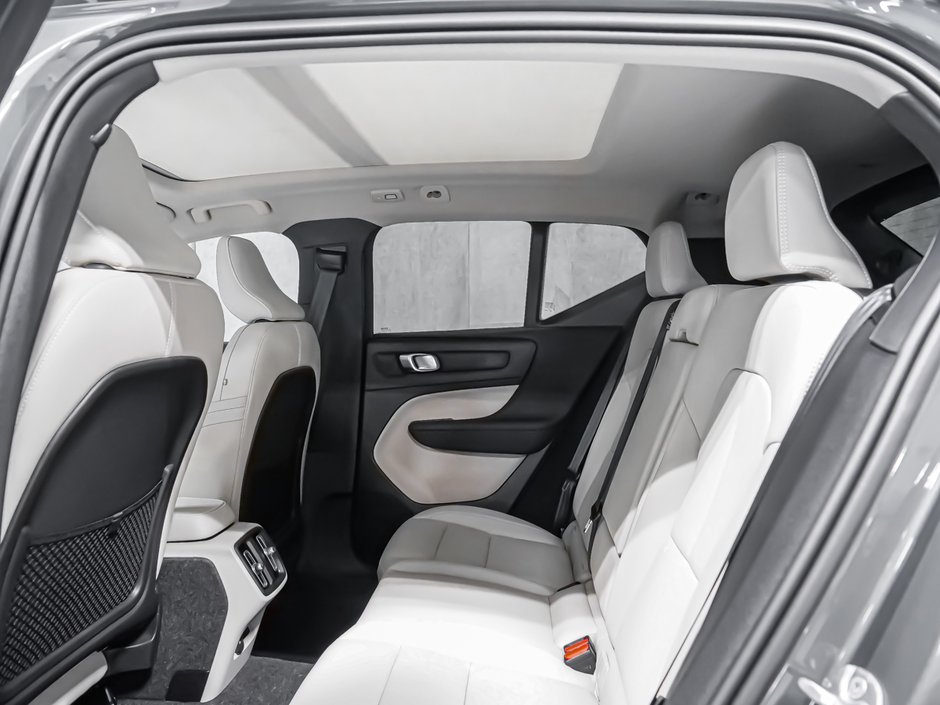2026 Volvo XC40 Plus (Dark Theme)-10