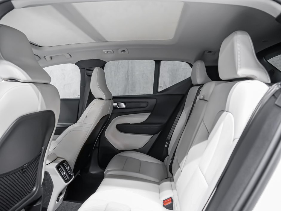 Volvo XC40 Plus (Dark Theme) 2026-11