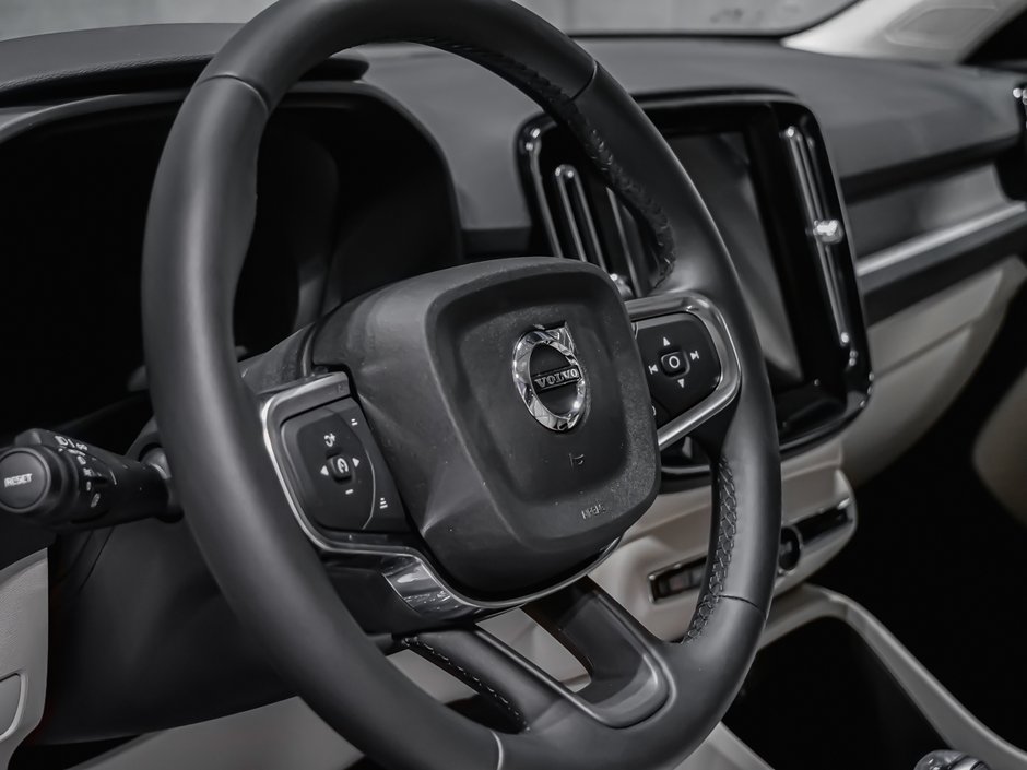 Volvo XC40 Plus (Dark Theme) 2026-7