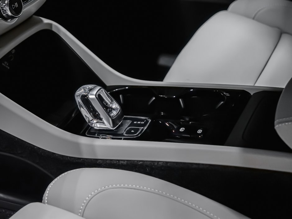 Volvo XC40 Plus (Dark Theme) 2026-6
