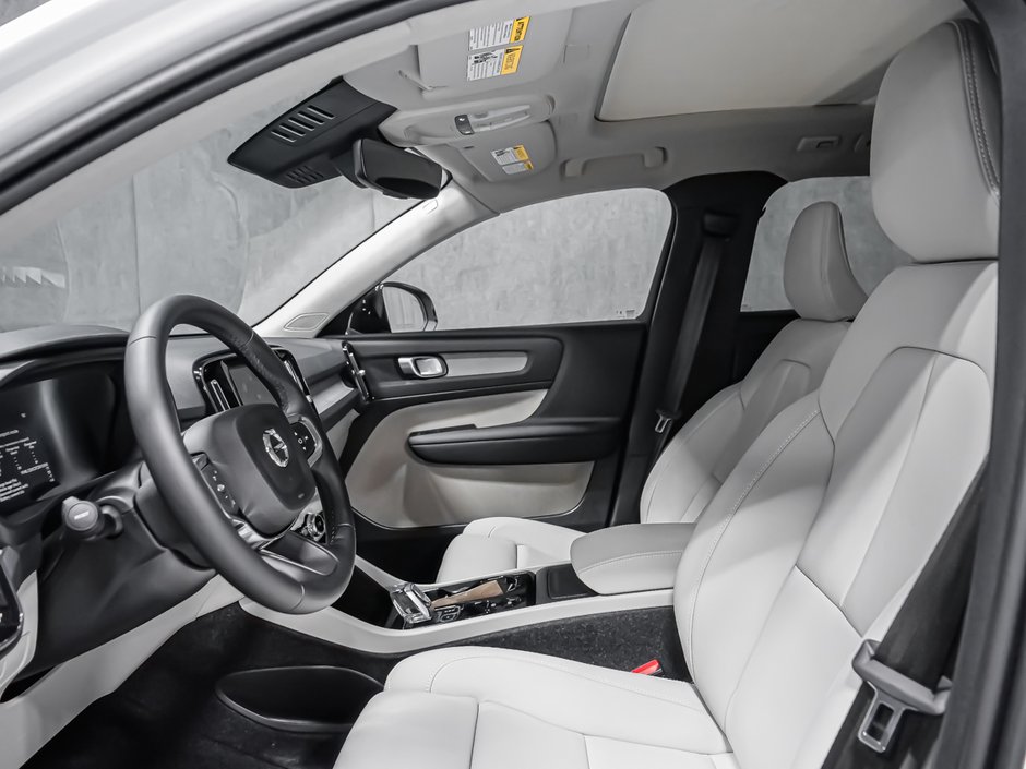 Volvo XC40 Plus (Dark Theme) 2026-10
