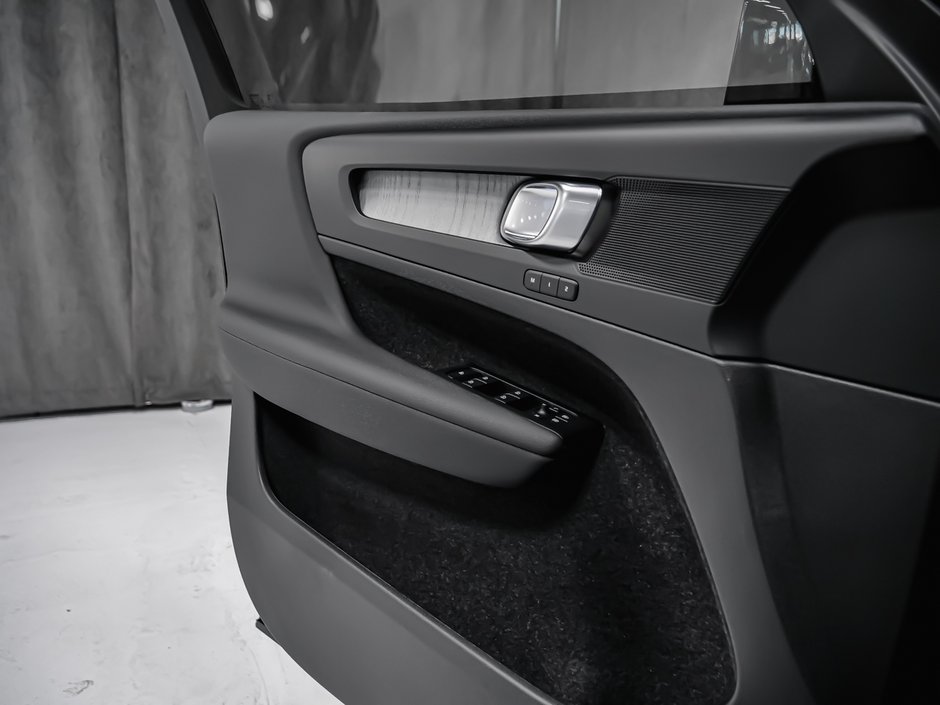 2026 Volvo XC40 Plus (Dark Theme)-9