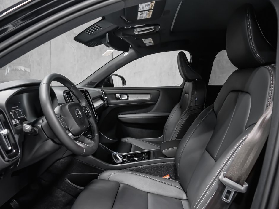 2026 Volvo XC40 Plus (Dark Theme)-10