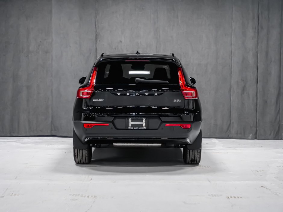 2026 Volvo XC40 Plus (Dark Theme)-5