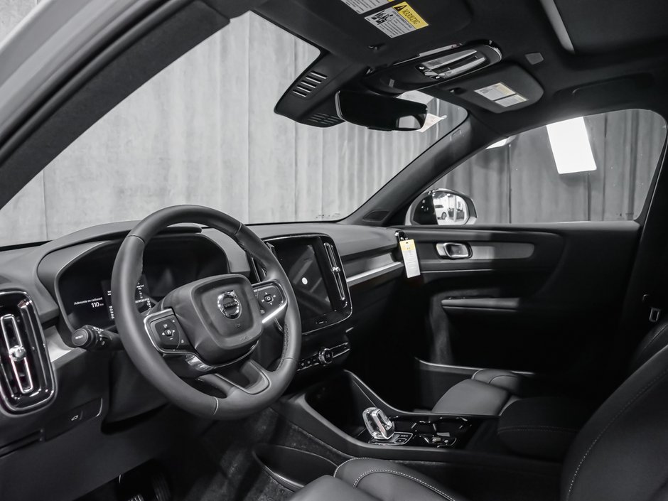 Volvo XC40 Plus (Dark Theme) 2026-5
