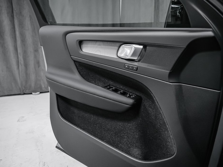 Volvo XC40 Plus (Dark Theme) 2026-8
