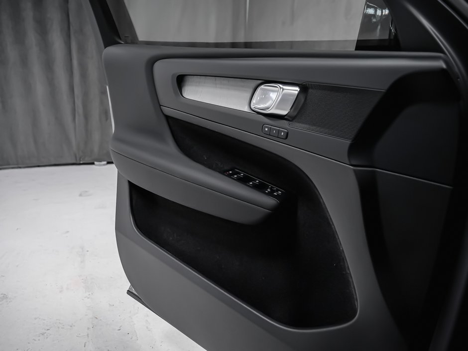 2026 Volvo XC40 Plus (Dark Theme)-8