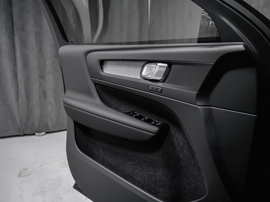 2026 Volvo XC40 Core (Dark Theme)-8