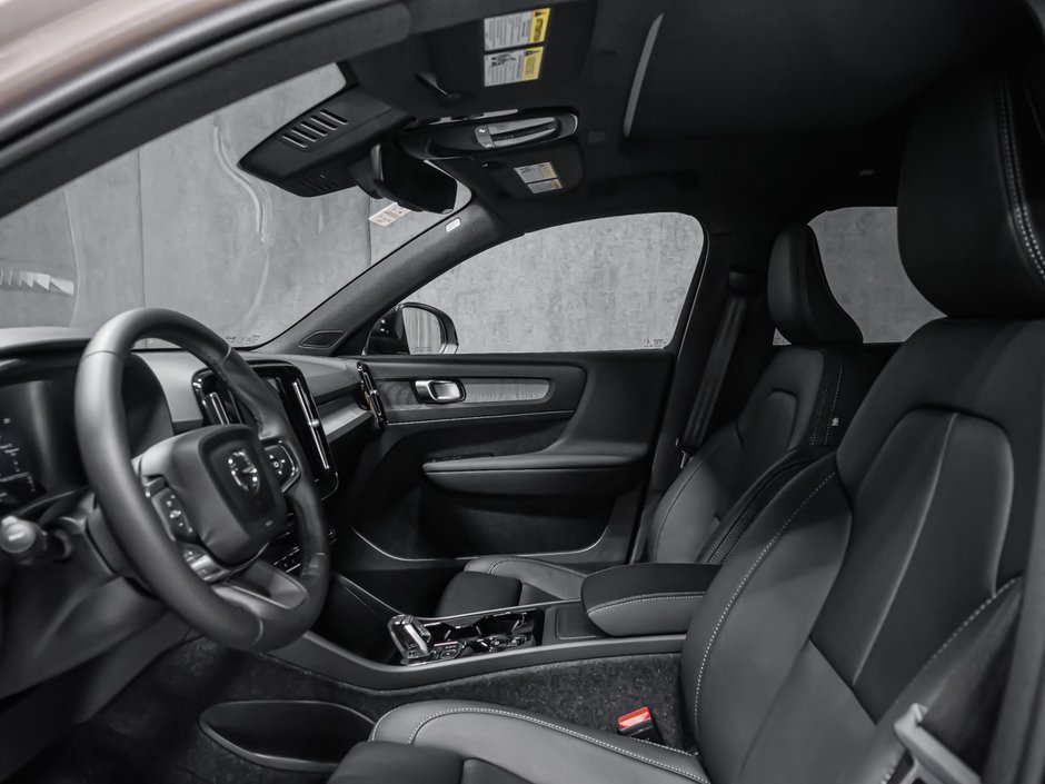 Volvo XC40 Plus (Dark Theme) 2026-9