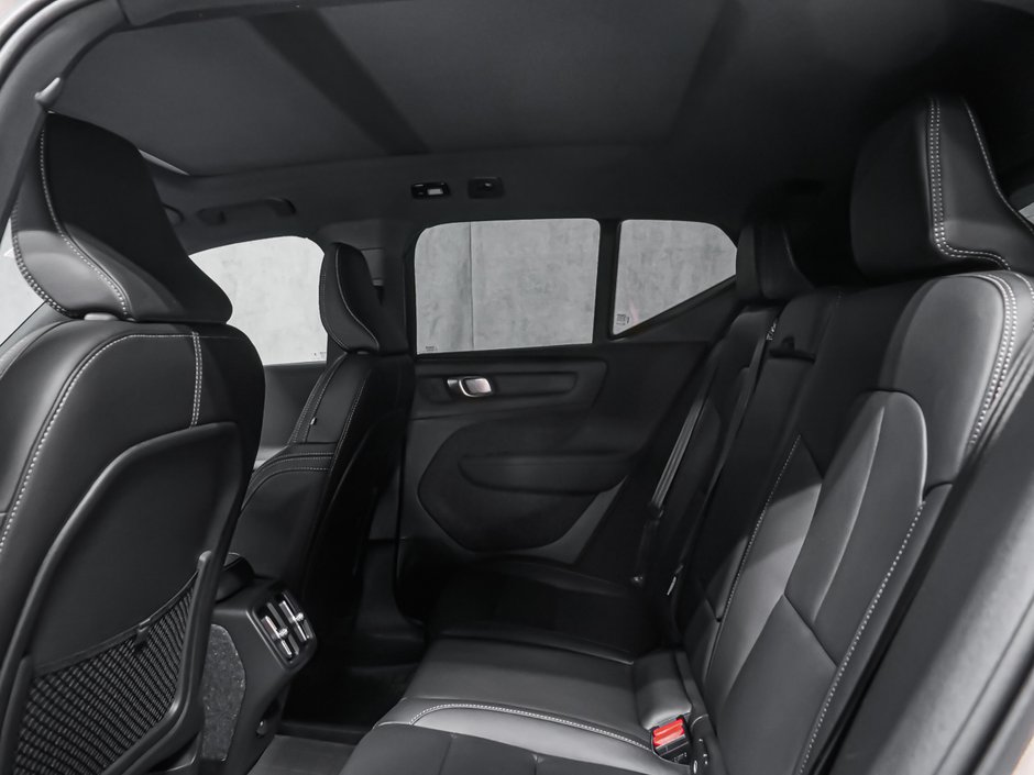 Volvo XC40 Plus (Dark Theme) 2026-10