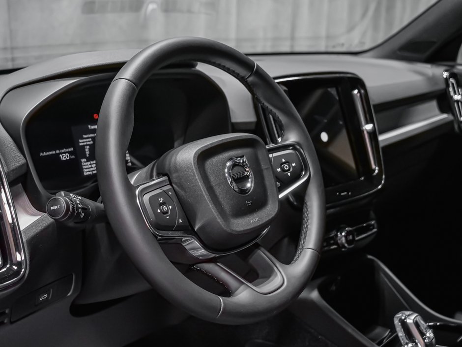 Volvo XC40 Plus (Dark Theme) 2026-7