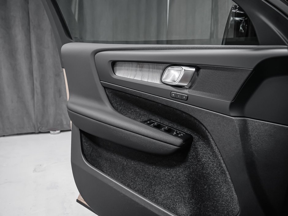 Volvo XC40 Plus (Dark Theme) 2026-8