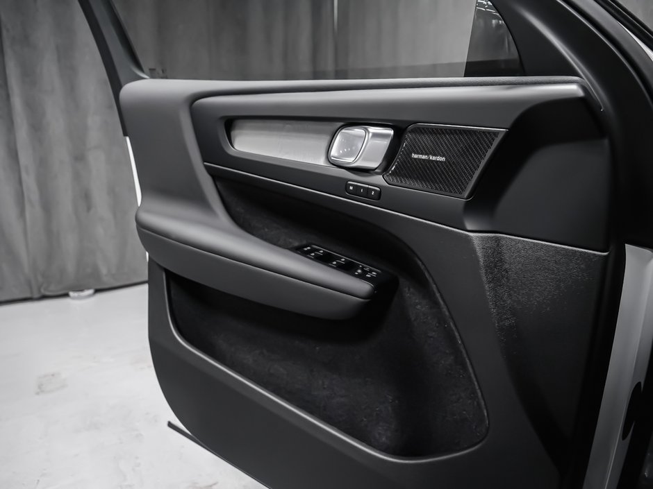 2026 Volvo XC40 Ultra (Dark Theme)-8