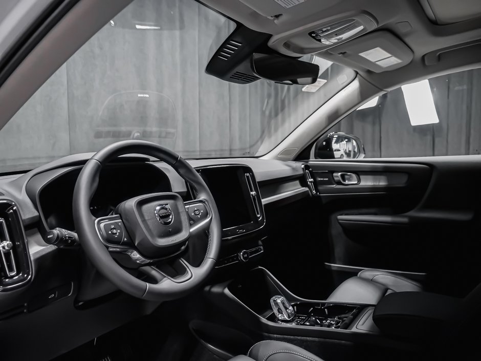 2026 Volvo XC40 Ultra (Dark Theme)-5