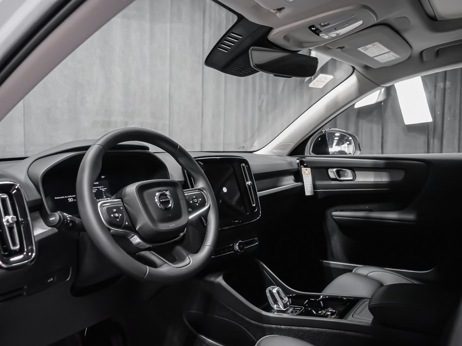 Volvo XC40 Plus (Dark Theme) 2026-6