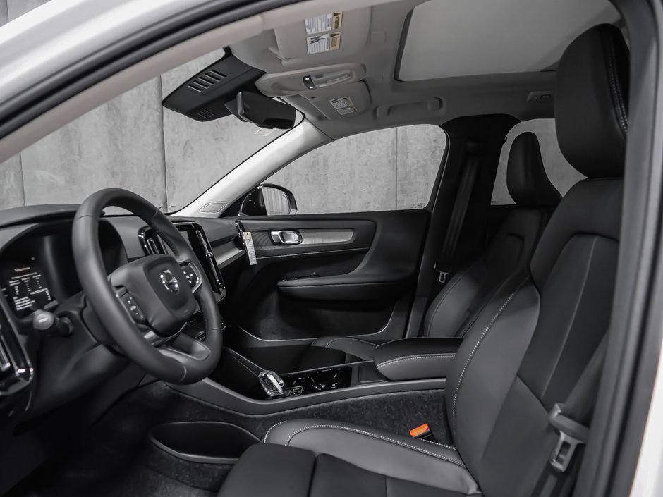 Volvo XC40 Plus (Dark Theme) 2026-10