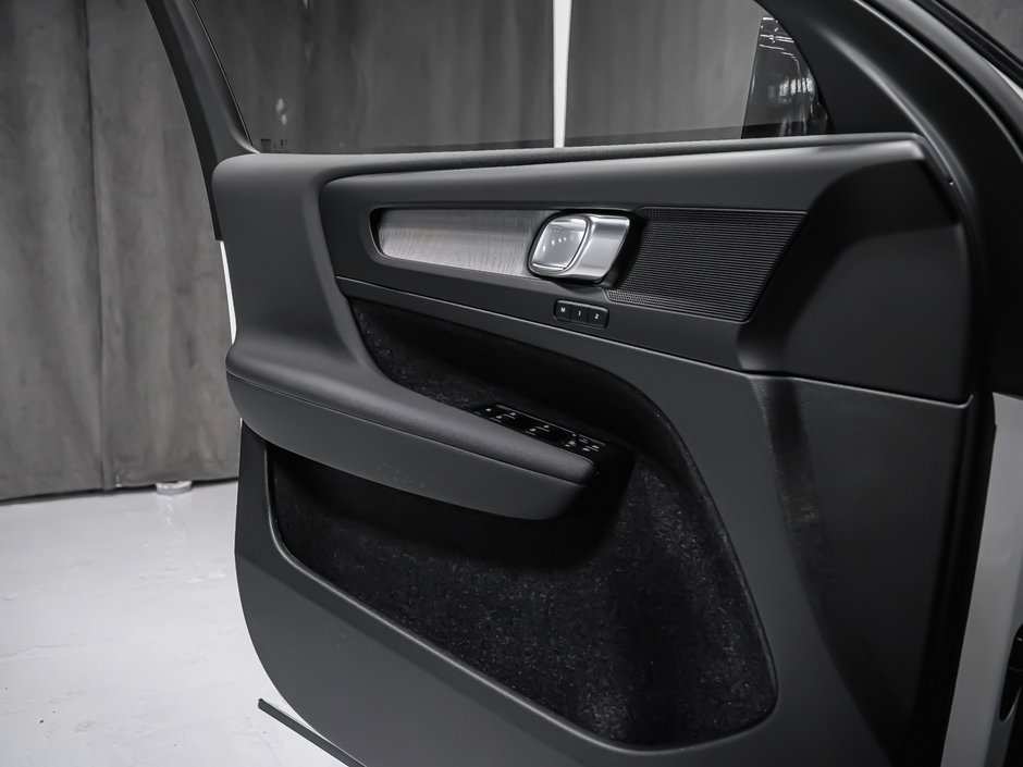 Volvo XC40 Plus (Dark Theme) 2026-9