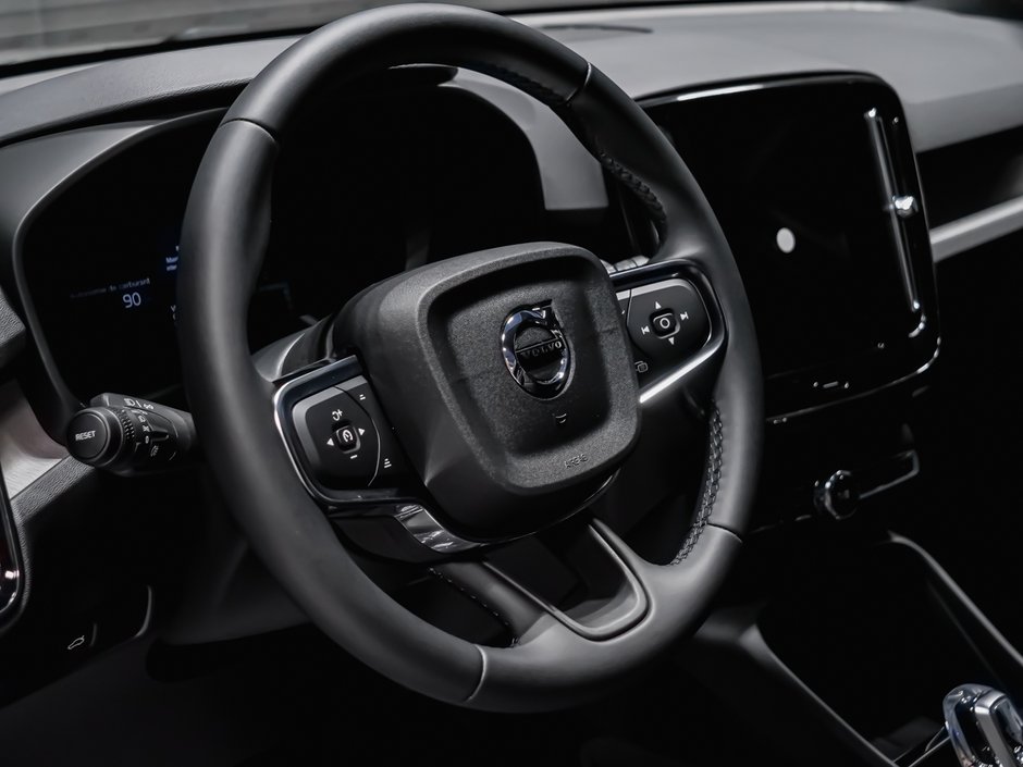 Volvo XC40 Plus (Dark Theme) 2026-7