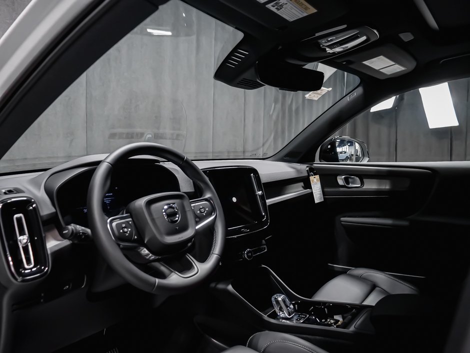 Volvo XC40 Plus (Dark Theme) 2026-5