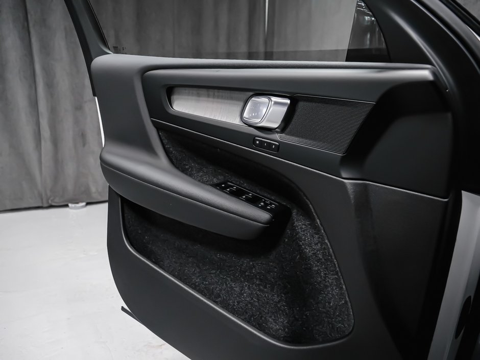 Volvo XC40 Plus (Dark Theme) 2026-8