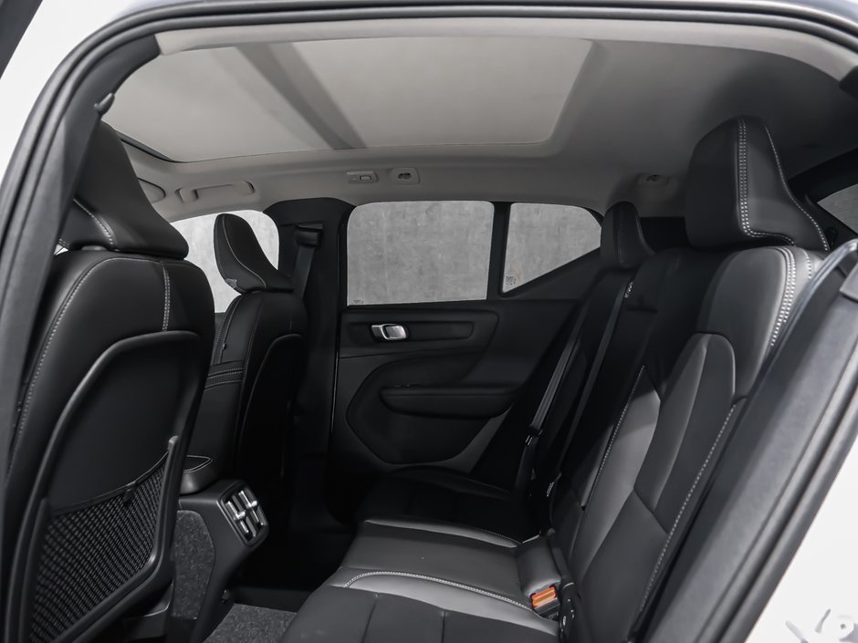 Volvo XC40 Ultra (Dark Theme) 2026-10