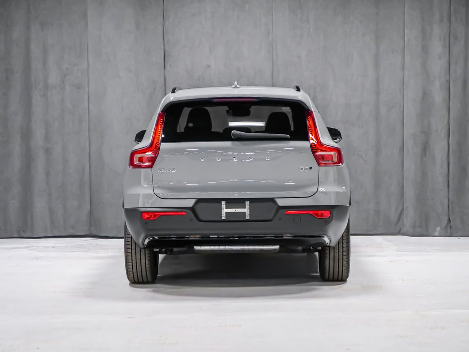 2026 Volvo XC40 Plus (Dark Theme)-4