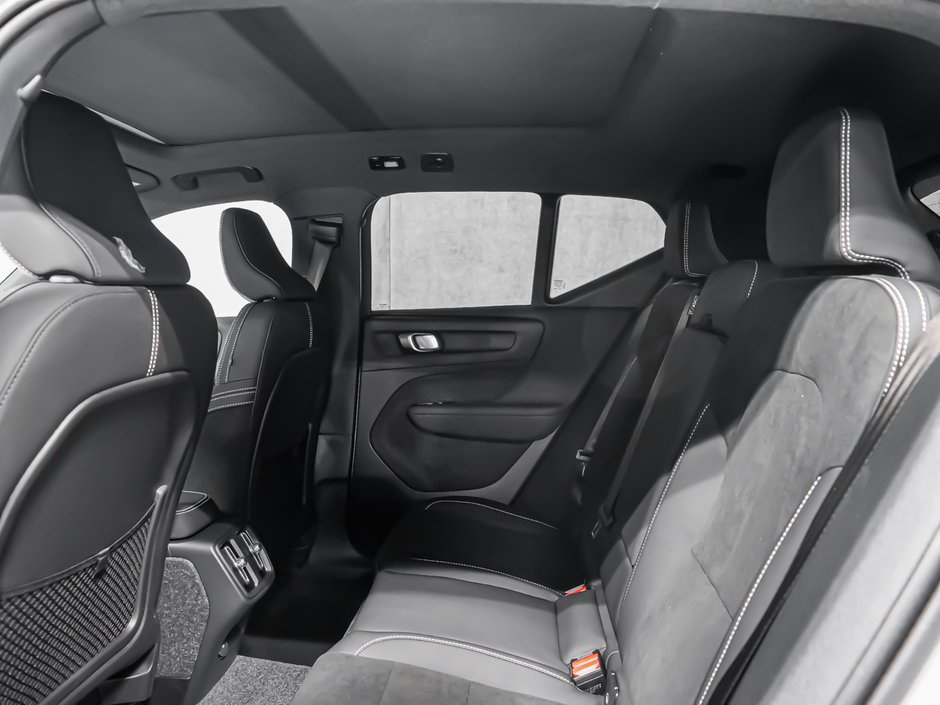 2026 Volvo XC40 Plus (Dark Theme)-10