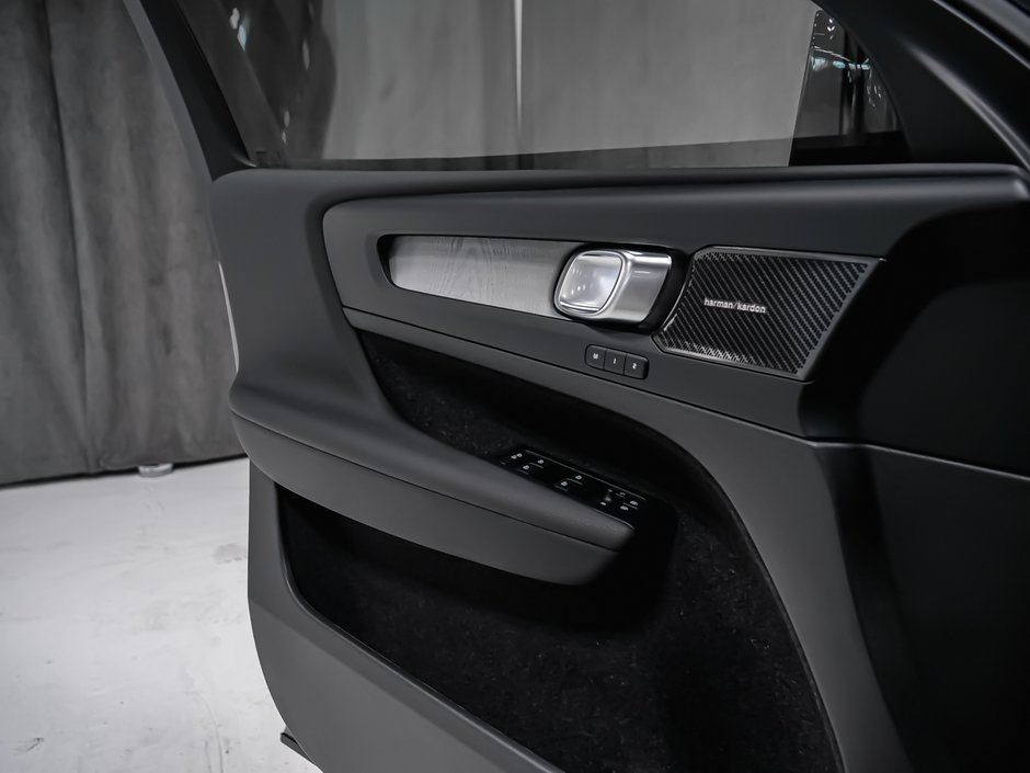 Volvo XC40 Ultra (Dark Theme) 2026-8