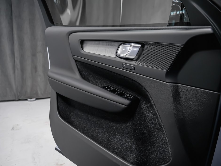 Volvo XC40 Plus (Dark Theme) 2026-8