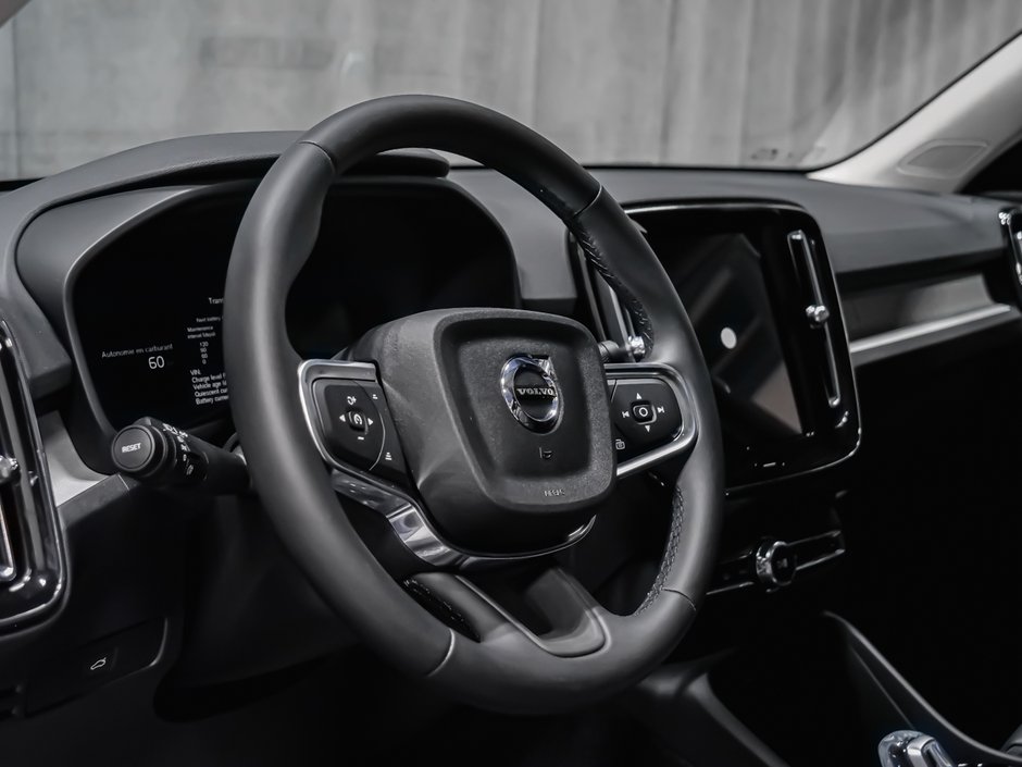 Volvo XC40 Plus (Dark Theme) 2026-7