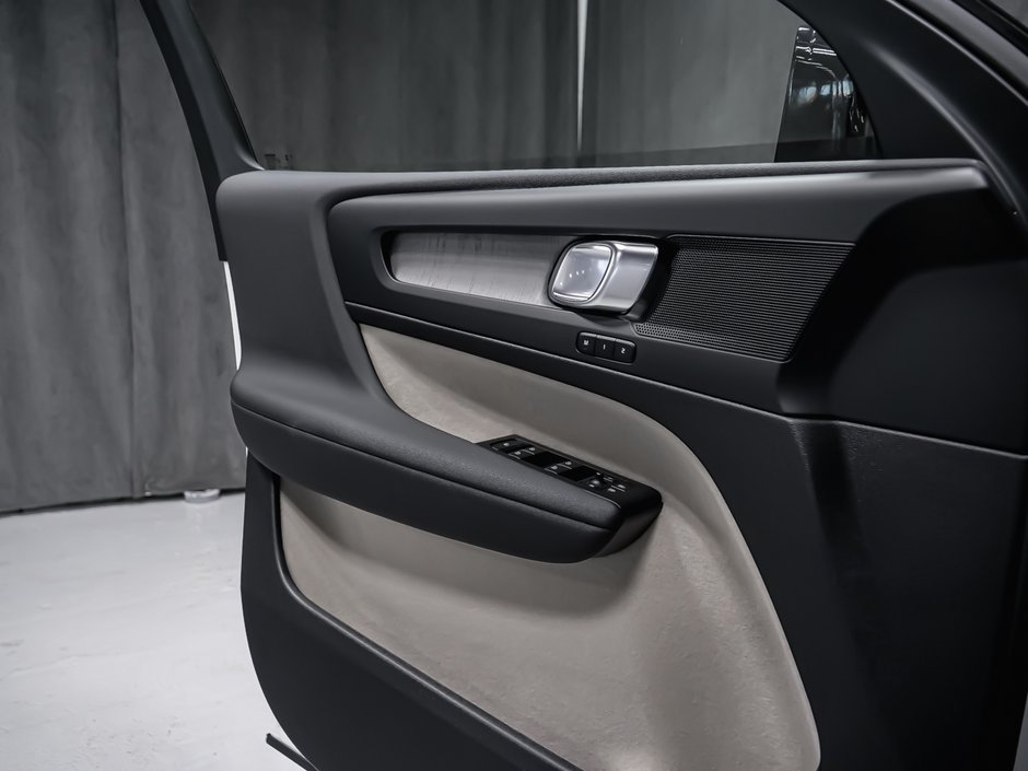 2026 Volvo XC40 Core (Dark Theme)-8