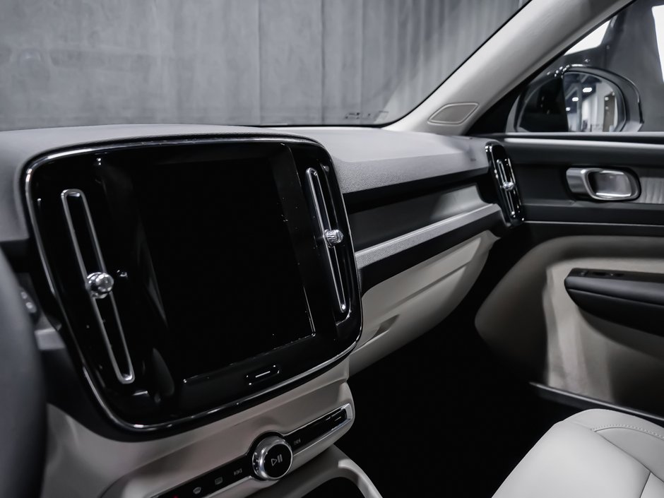2026 Volvo XC40 Core (Dark Theme)-9