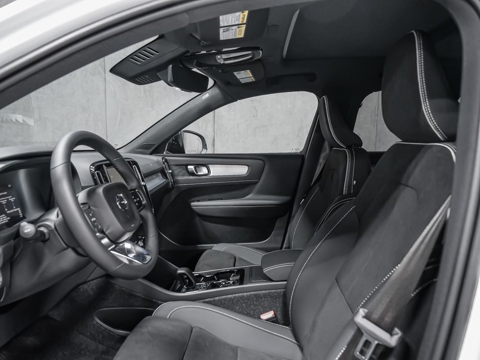 Volvo XC40 Plus (Dark Theme) 2026-10