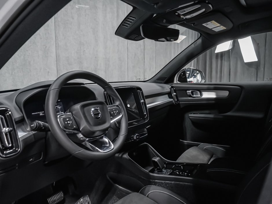 Volvo XC40 Plus (Dark Theme) 2026-5
