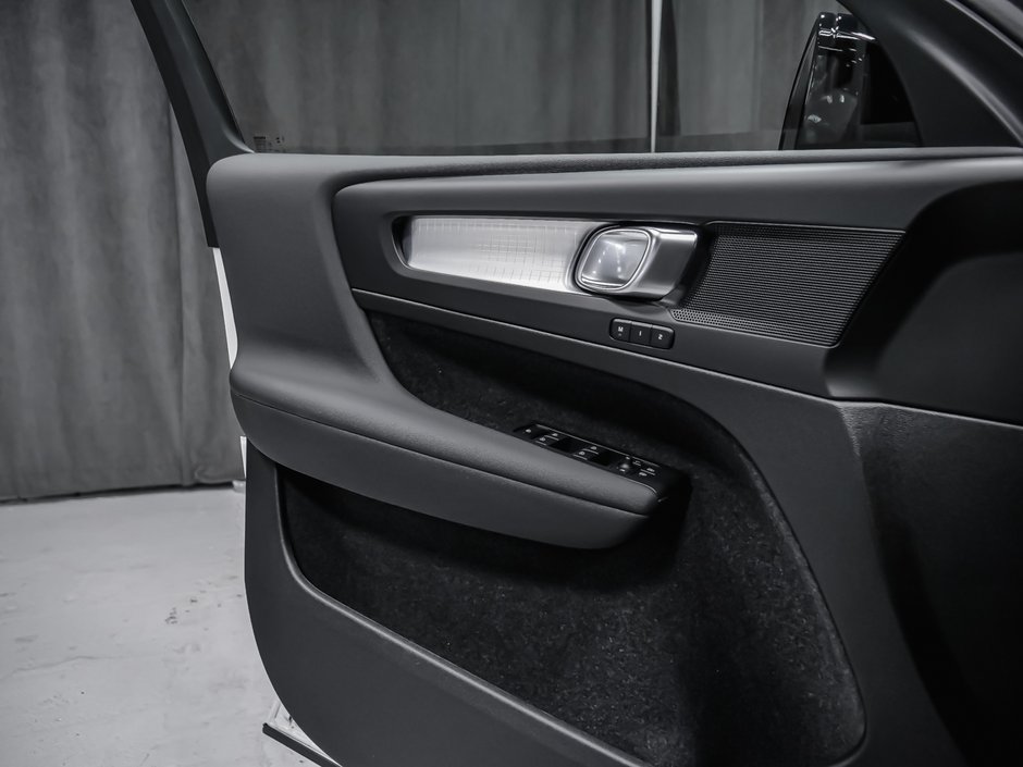 Volvo XC40 Plus (Dark Theme) 2026-8